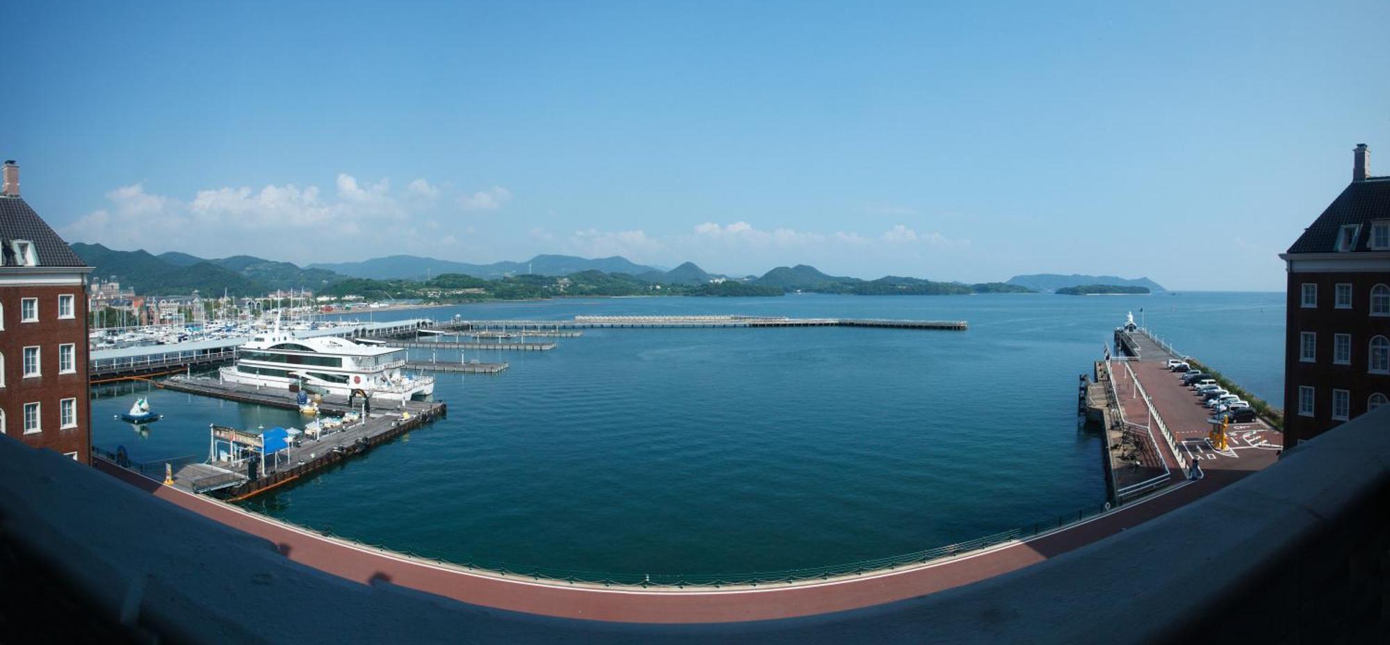 Hotel Den Haag Huis Ten Bosch Sasebo Exterior foto View of the port of Chichijima