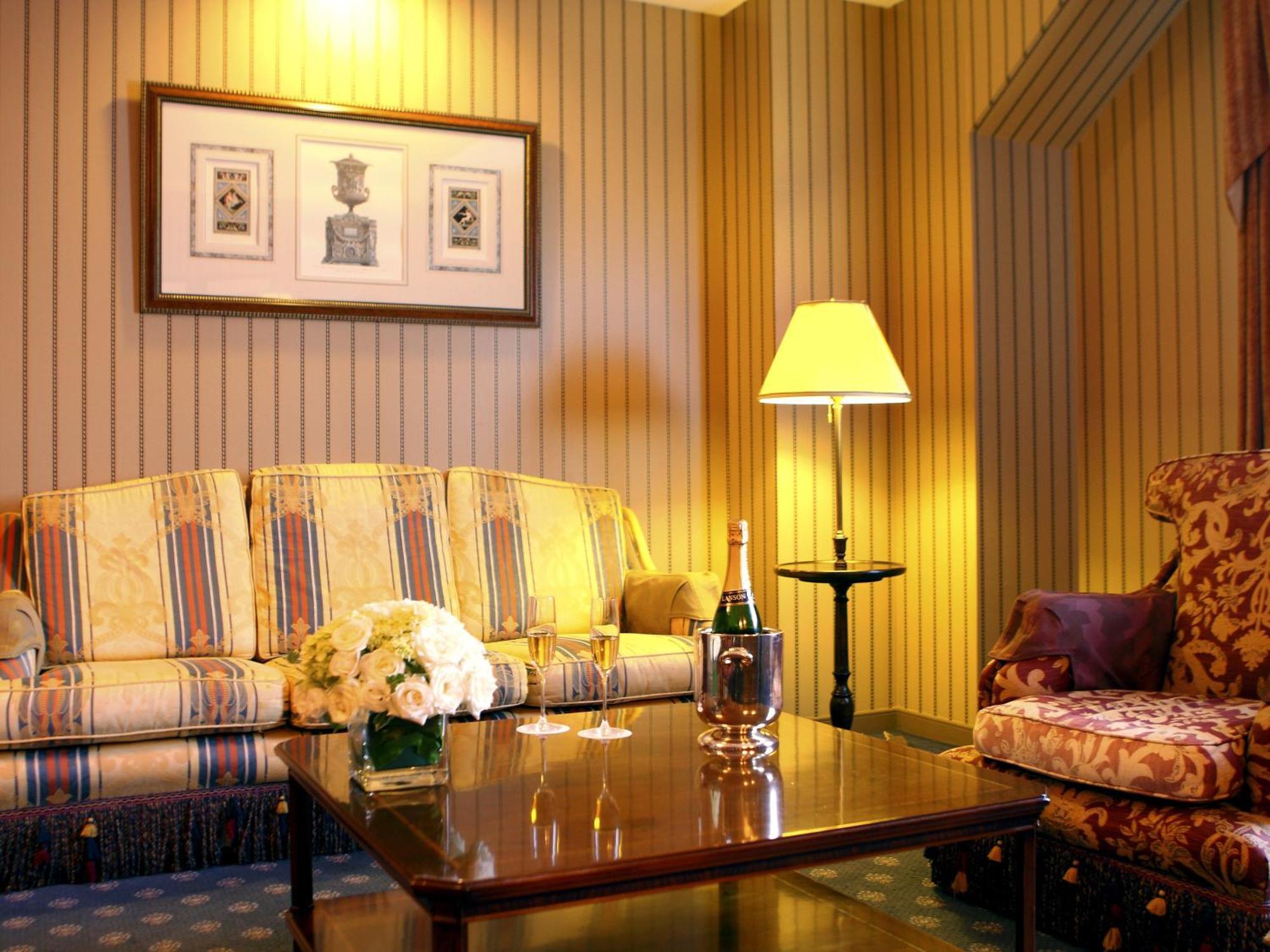 Hotel Den Haag Huis Ten Bosch Sasebo Exterior foto The interior of a suite at the Ritz